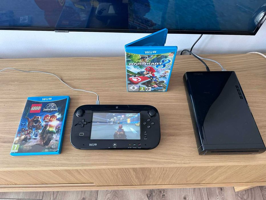 Перфектна Nintendo Wii U Нинтендо + 2 игри Mario Kart