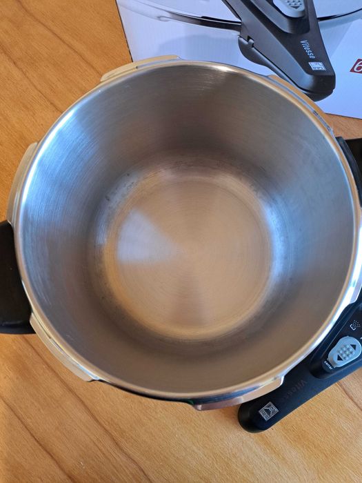 Продавам тенджера под налягане BRA VITESSE 6 литра