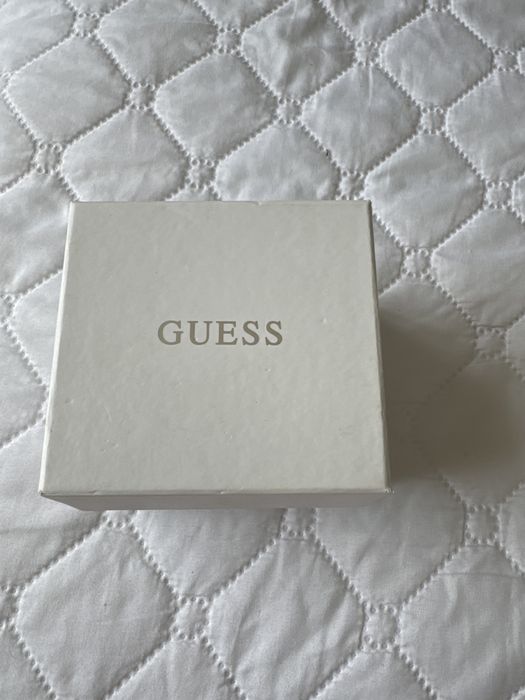 Чесовник GUESS чесовника е нов не е ползван испращам с преглед и тест
