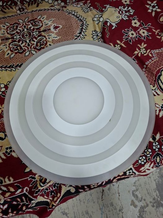 Продам светодиодную люстру. В отличном состоянии