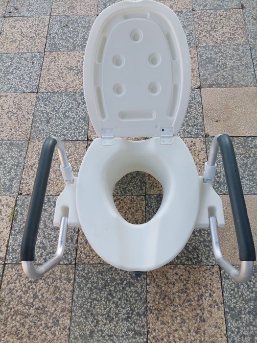 Продавам надстройка за тоалетна чиния