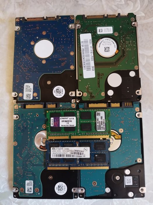 Vând harduri de 500 GB și plăcute 4 GB ddr3