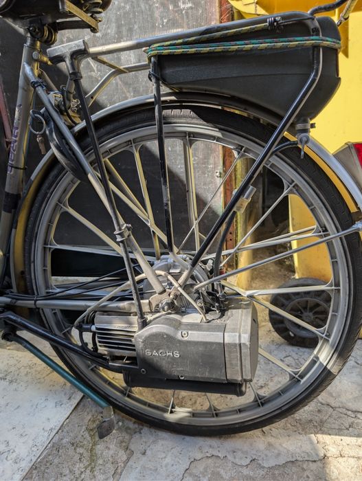 Bicicleta cu motor pe benzina