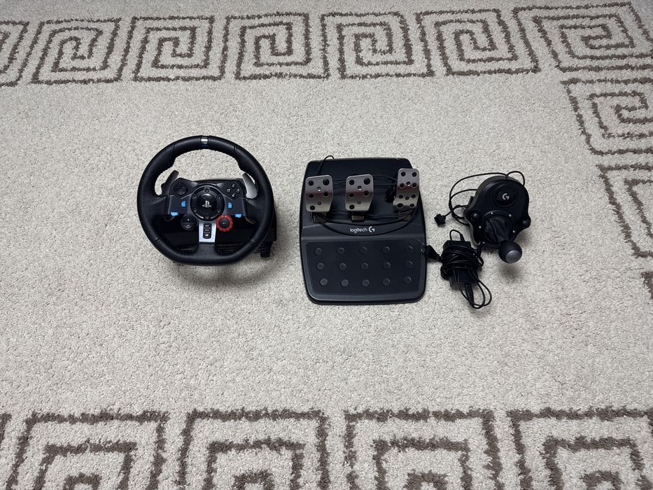 Volan de gaming cu pedale si scimbator de viteze