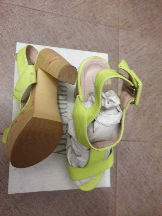 Sandale noi, neon, 35, talpa inalta din lemn, comode