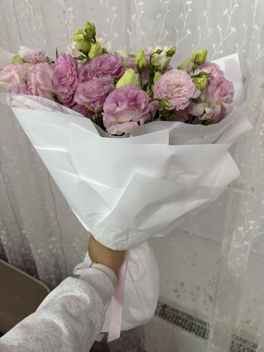 Букет-эустомы,белые розы, кустовые розы