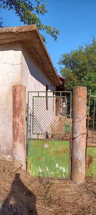 Къща на два етажа с гараж, и 1.5 дка двор в с. Баурене, обл. Враца.
