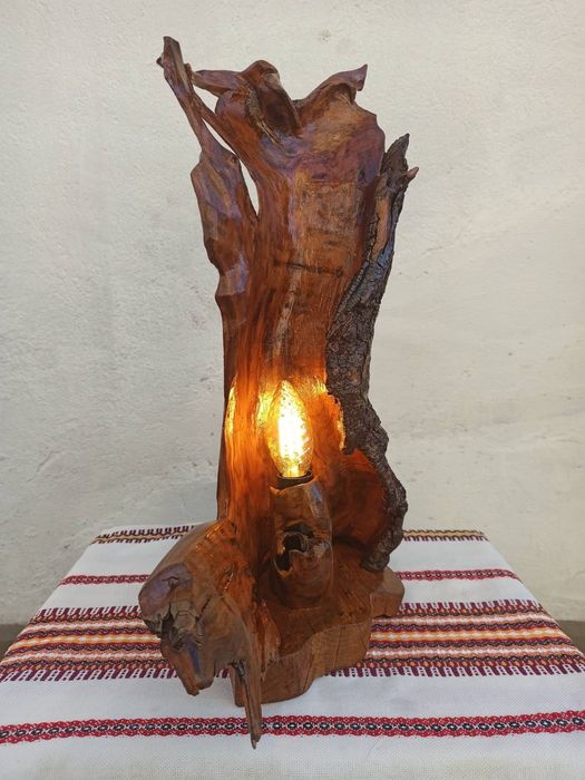 Дървена настолна лампа