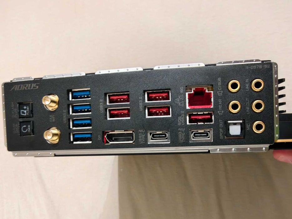 Продавам дънна платка с процесор  Z690 Aourus Master / intel 12700K