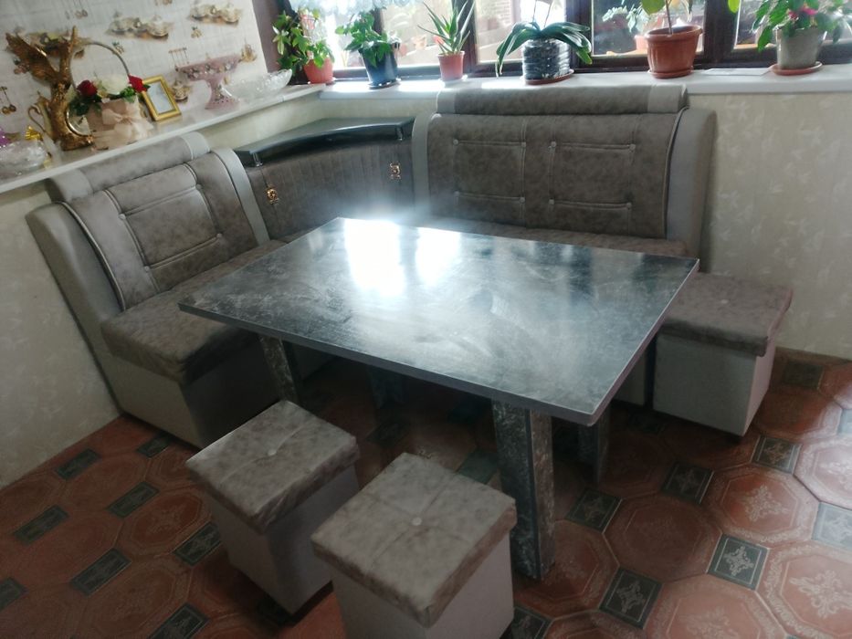 Ugolnik divan 3 ta pufigi bor