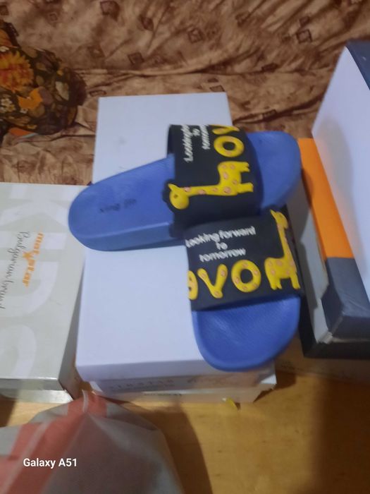 Здравей те продавам детски сандали ,крокита,и джапанки