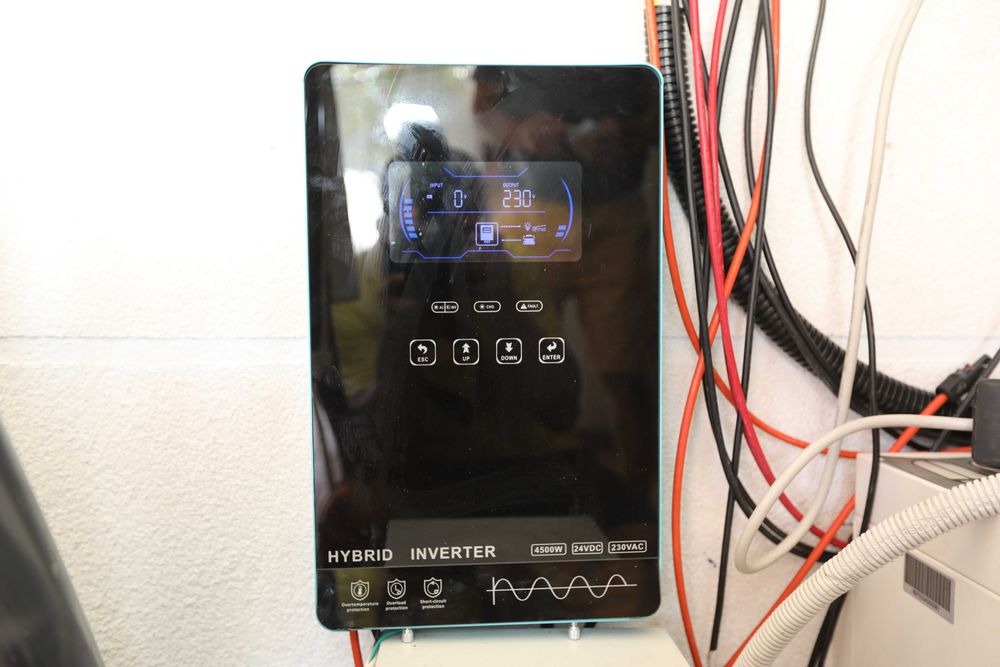 Invertor hibrid 4500W  24VDC / 230VAC