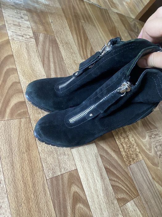 Продам полусапожки замшевые Basconi