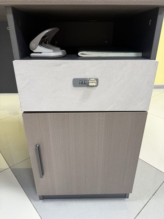 Офисный стол серый