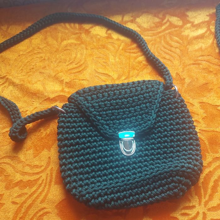 Продаются нарядные сумочки.