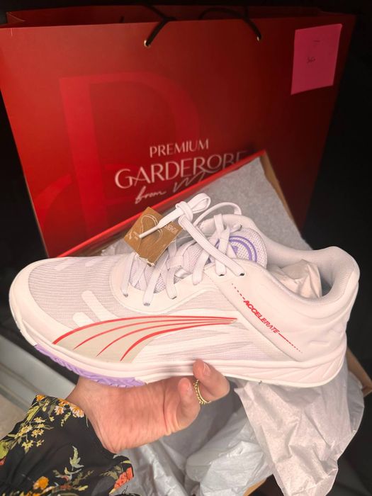 Женские кроссовки