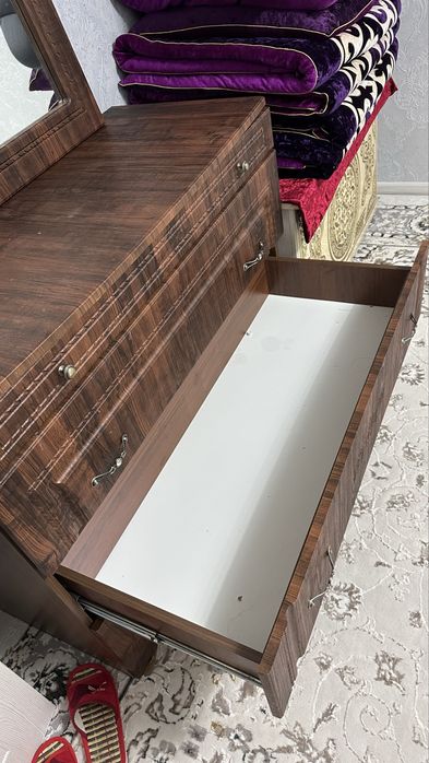 Продам комод с зеркалом.