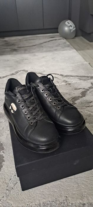 Продават се спортни обувки Карл Лагерфелд