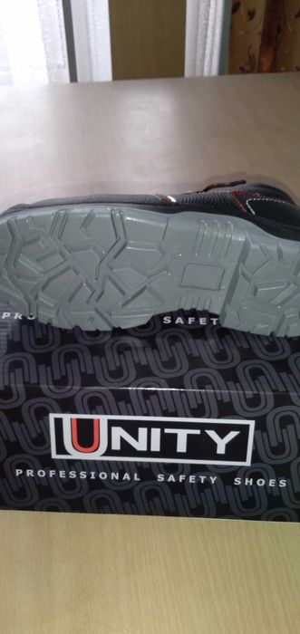 Нови  обувки с предпазно бомбе  39 номер