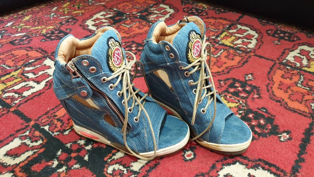 Женская обувь сникерсы