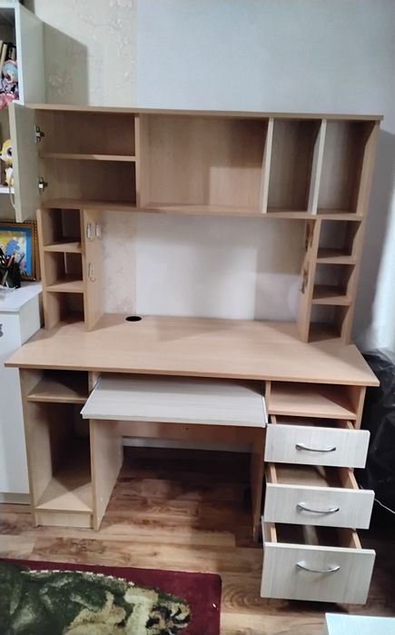 Продам письменный стол для учёбы