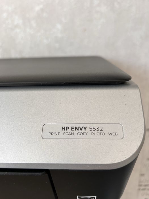 Принтер HP ENVY 5532 в добро състояние с два черни и един цяетен тонер(неотворени)