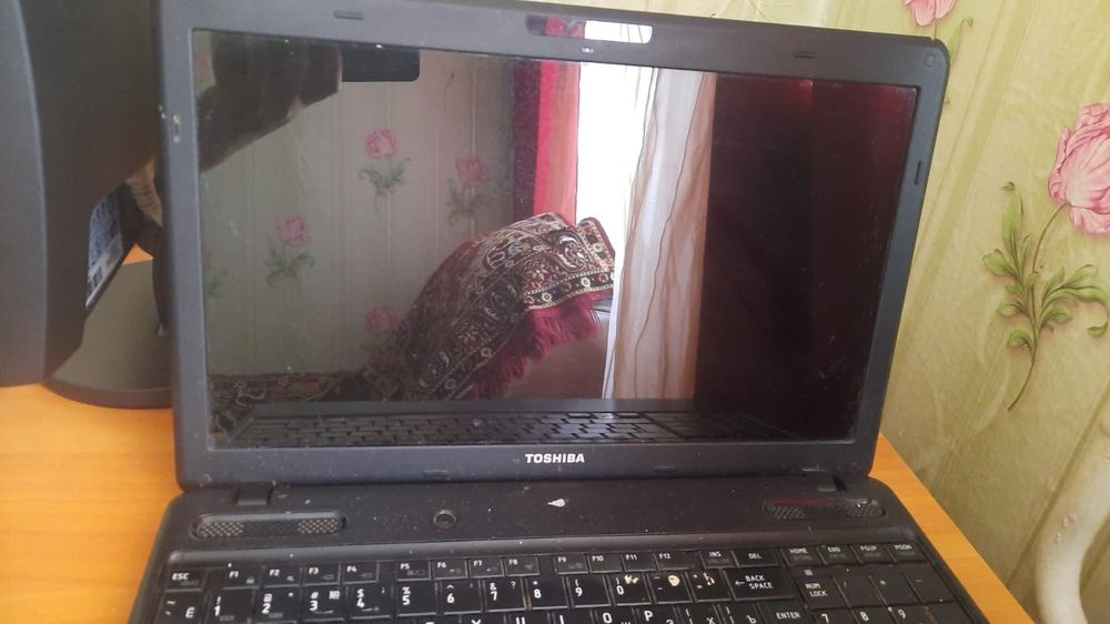 Сдам ноутбук на запчасти.