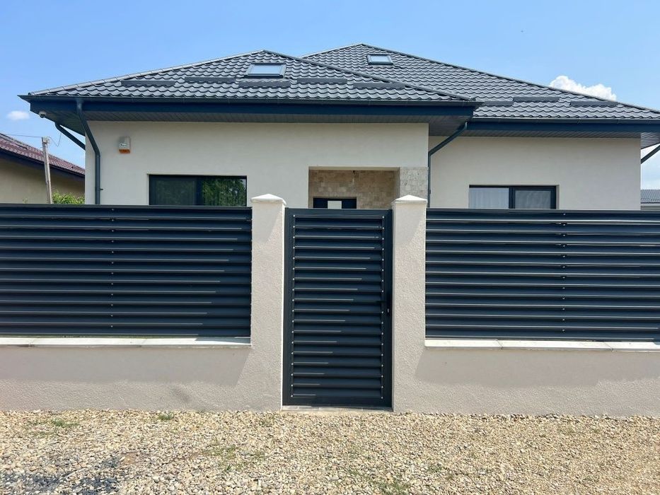 Construim la comanda dvs. garduri si porti din:
- panouri stil jaluzea