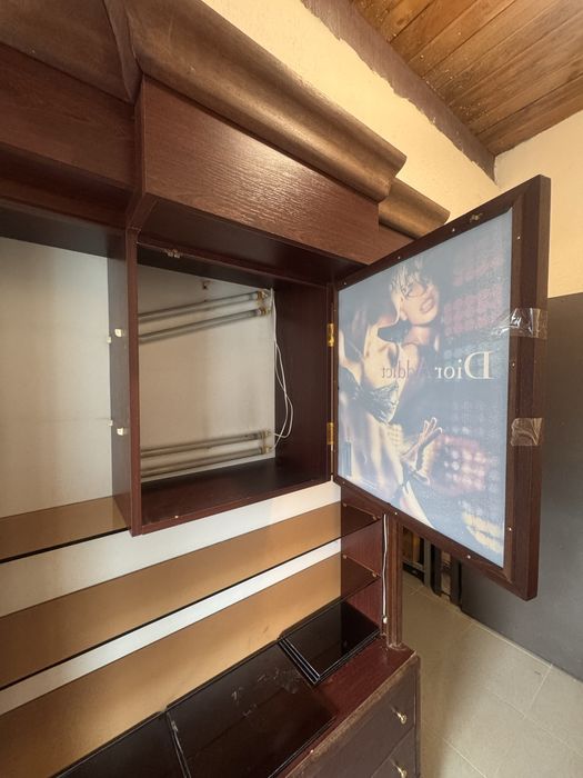 Деревянный шкаф