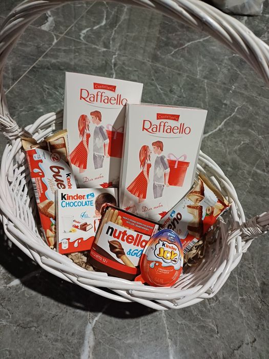 Фруктовые корзины и сладкие.