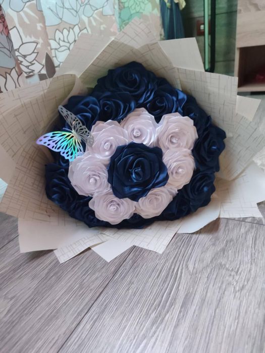 Buchete de trandafiri din satin handmade – Cadoul care rămâne