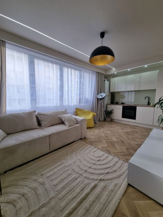 Inchiriez apartament cu 2 camere.