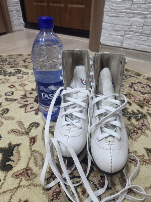 Продам   коньки   белый