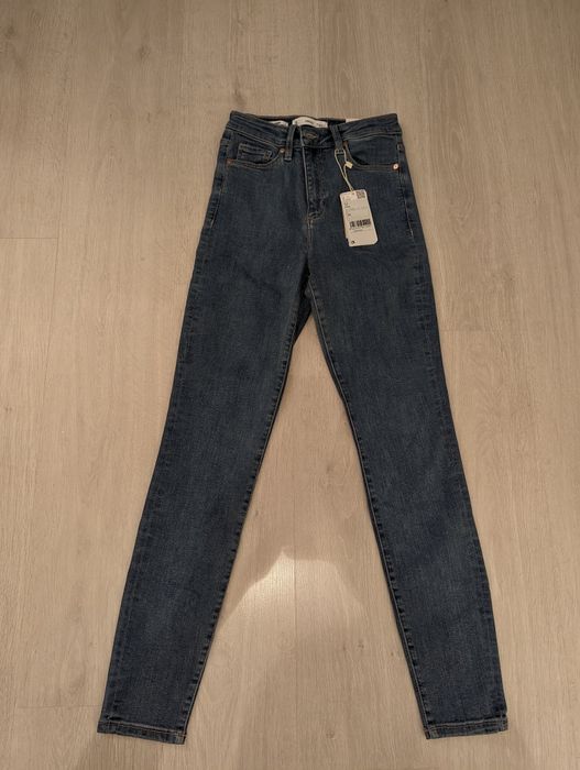 Blugi noi cu eticheta Mango 34
