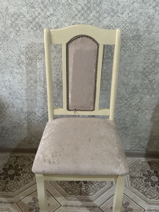 Гостиный стол с стульями