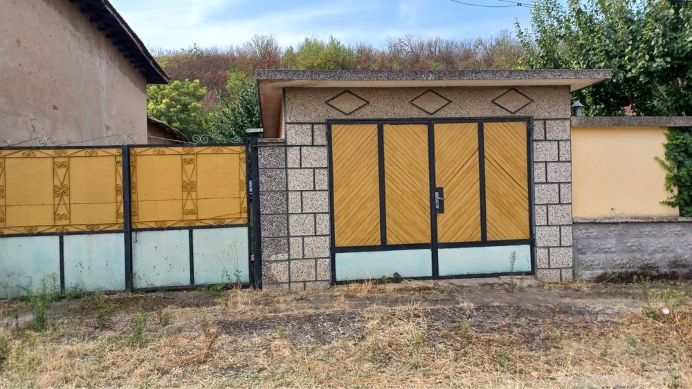 Продава се Къща в Плевен, Идеален център - 300 кв.м за 80 €/кв.м - Снимка #2