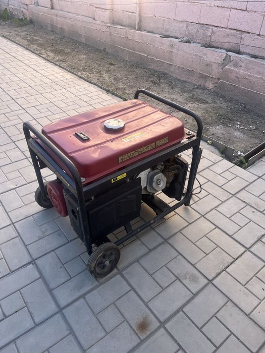 продаеться бензиновый генератор