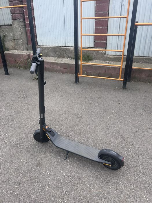 Электросамокат Ninebot KickScooter E25 черный