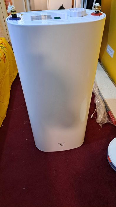 vând boiler Electrolux și cadita dus