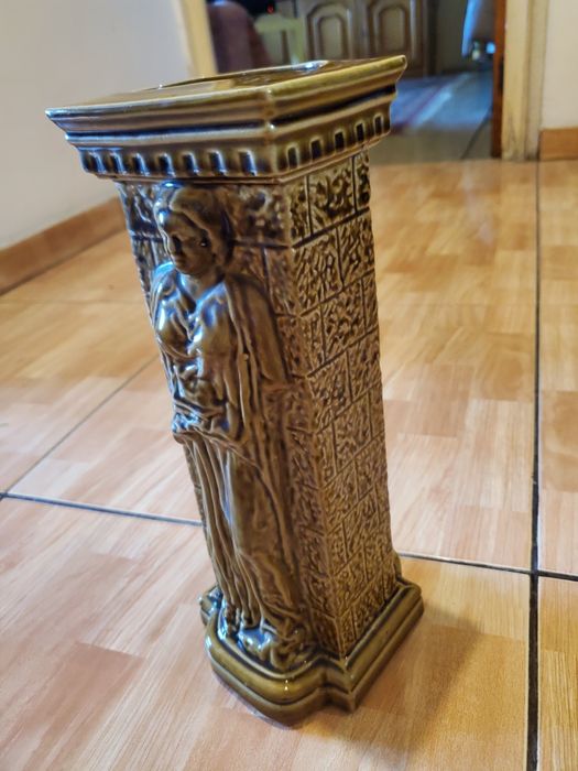 Vază ceramică cu model statuetă