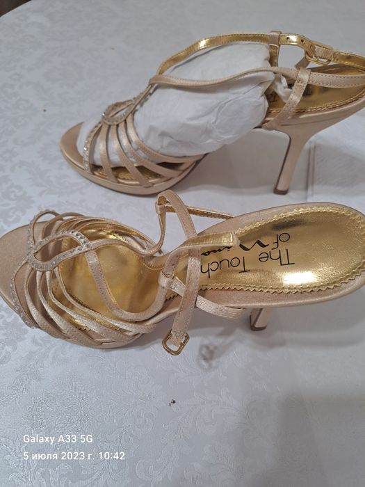 Продам босоножки