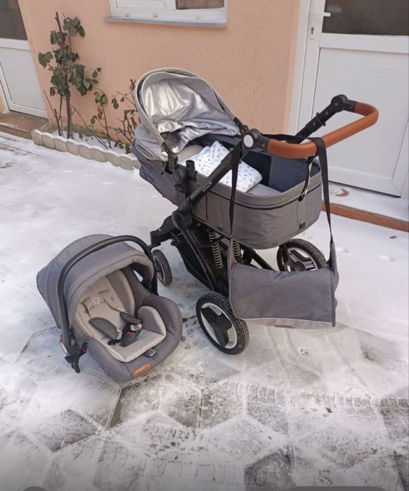 De vânzare  cărucior  3in1 tot cu gentuță