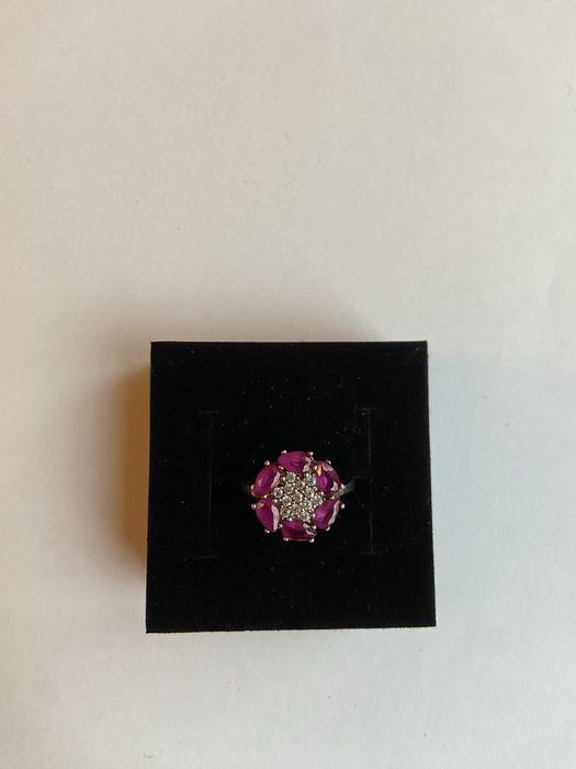 Inel din argint in forma de floare cu pietre albe si rosii