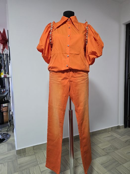 Blugi orange, model cu strasuri aplicate, model lejer, confortabil