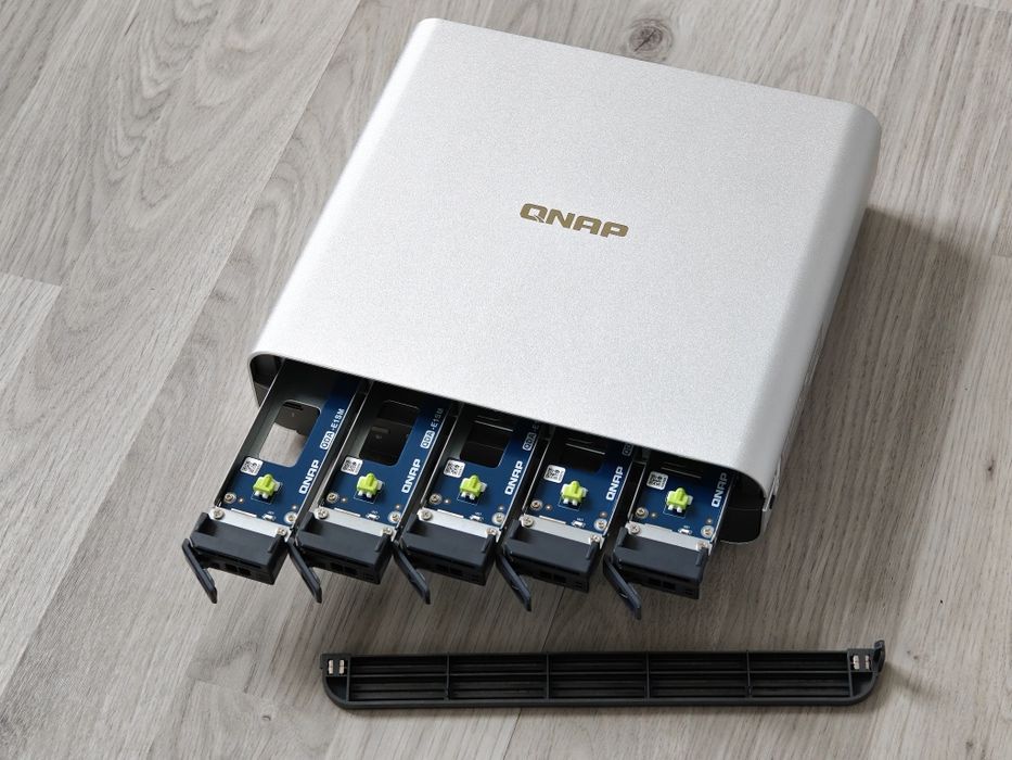NAS QNAP tbs-h574tx nou