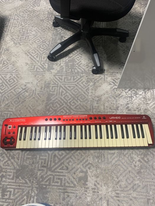MIDI-клавиатура Behringer U-Control UMX-490