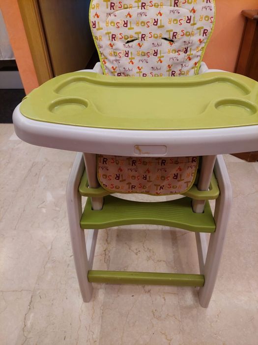 Scaun de mancat si masa