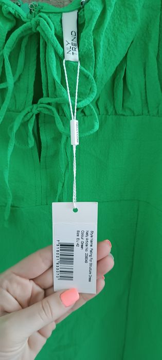 Нова рокля NLY trend в наситено зелен цвят, размер 42!