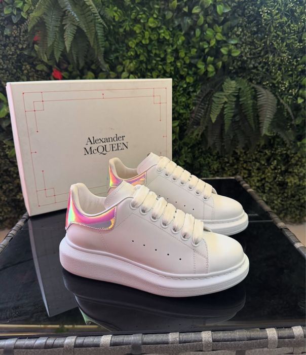 Alexander mcqueen aducem pe comanda