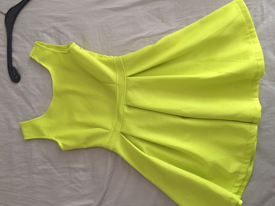 Дамска рокля с гол гръб